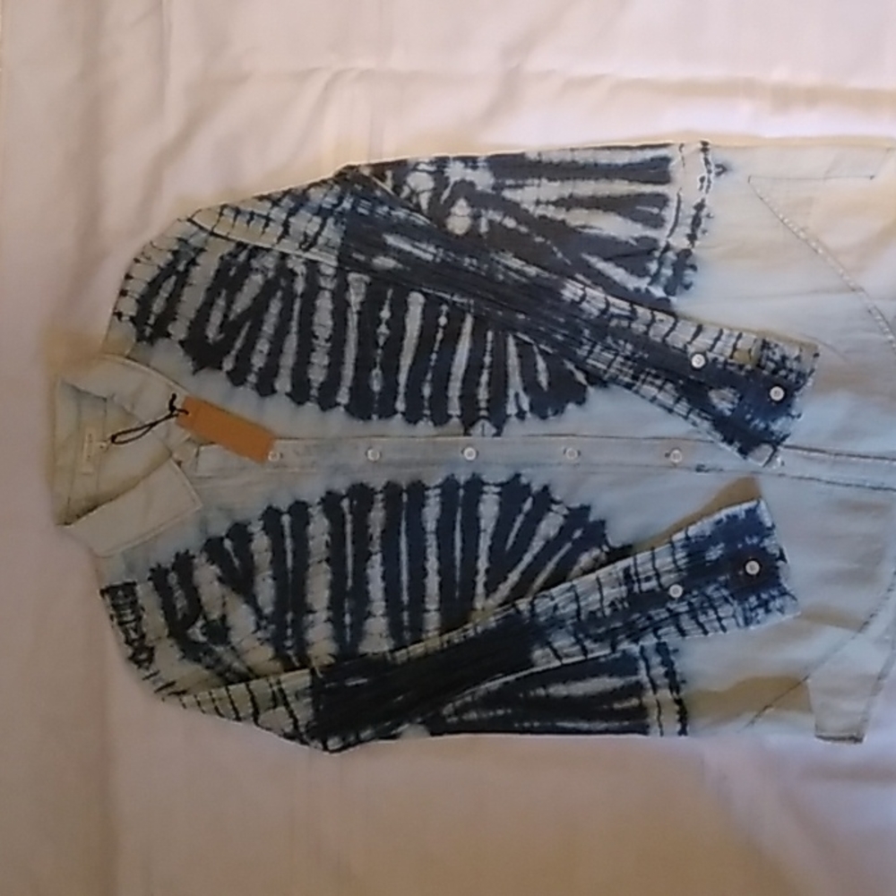 NWT  felicite Button Up Top